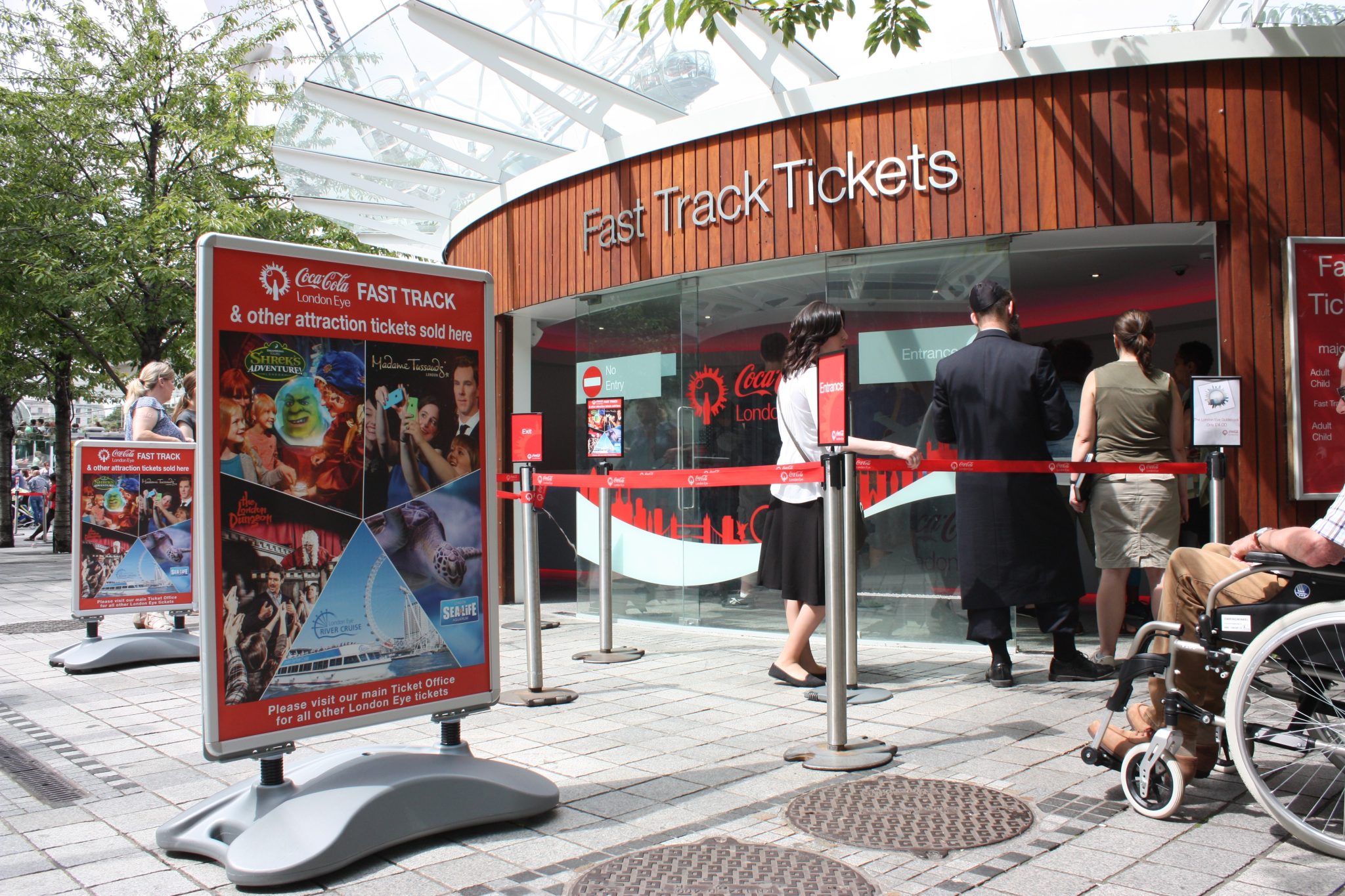 Ensure a happy visitor experience with queue barriers and other solutions